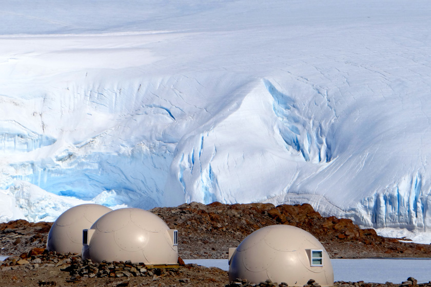 極寒の地でグランピング！？南極初のグランピング施設「ホワイト・デザート」